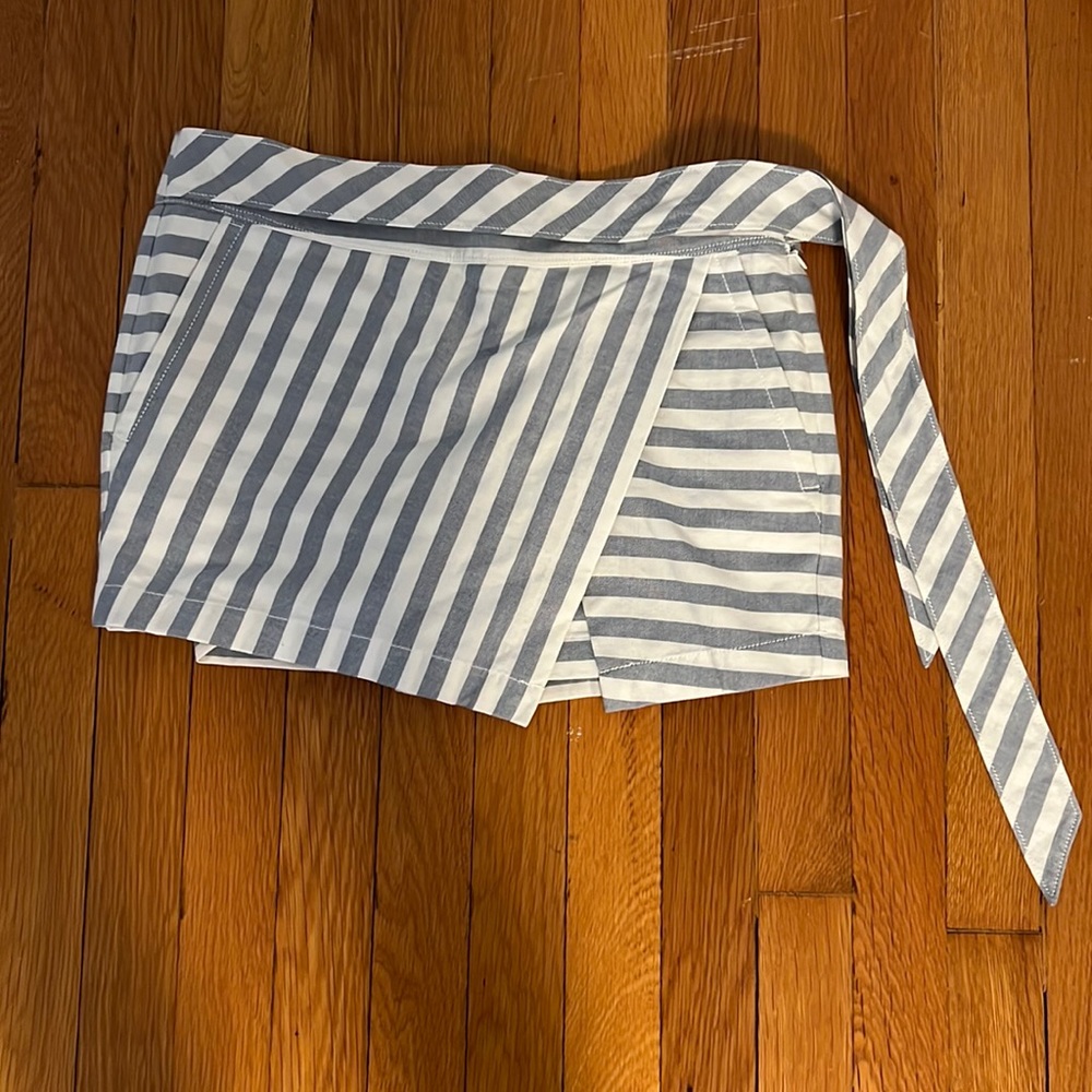 Like new never worn Vineyard Vines Skort